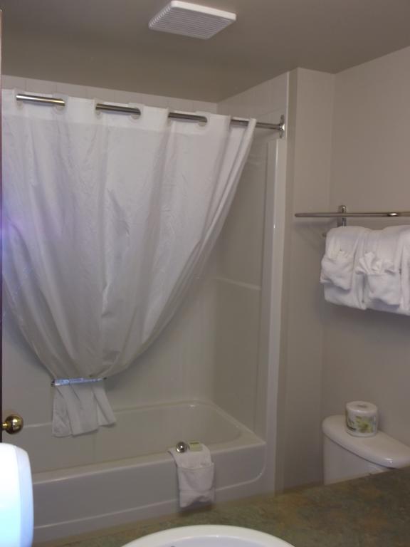 Foxwood Inn And Suites Fox Creek Room photo