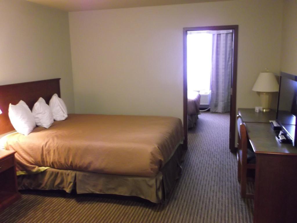 Foxwood Inn And Suites Fox Creek Room photo