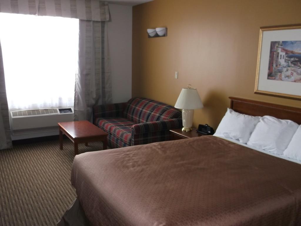 Foxwood Inn And Suites Fox Creek Room photo