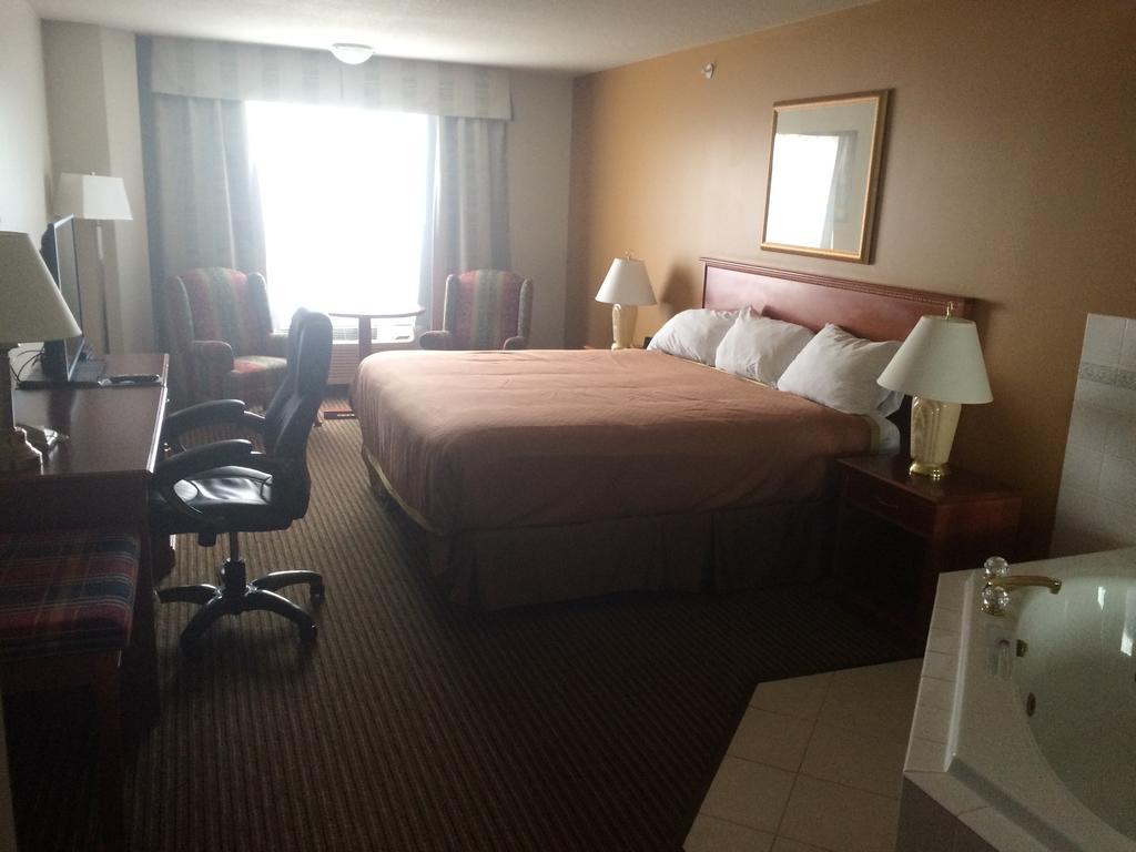 Foxwood Inn And Suites Fox Creek Room photo