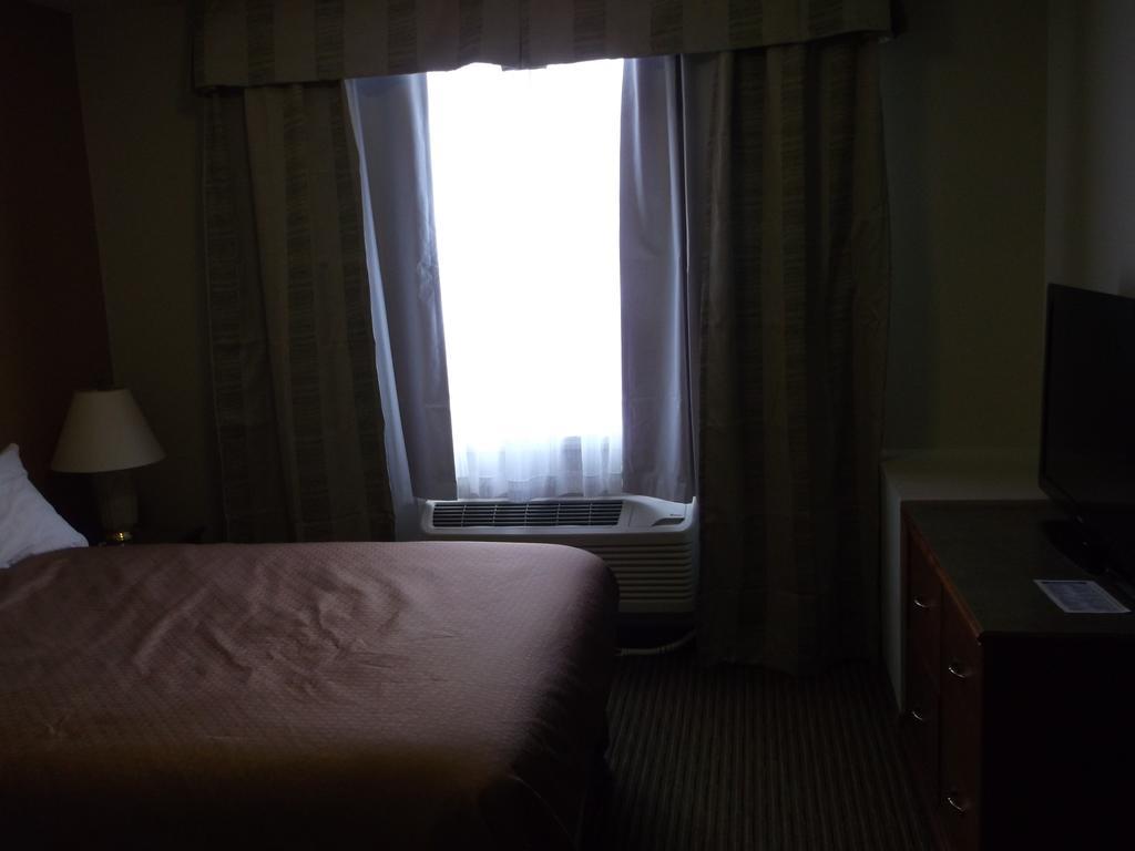 Foxwood Inn And Suites Fox Creek Room photo