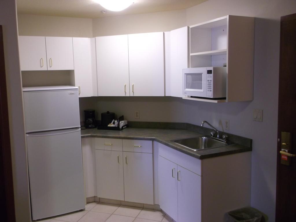 Foxwood Inn And Suites Fox Creek Room photo