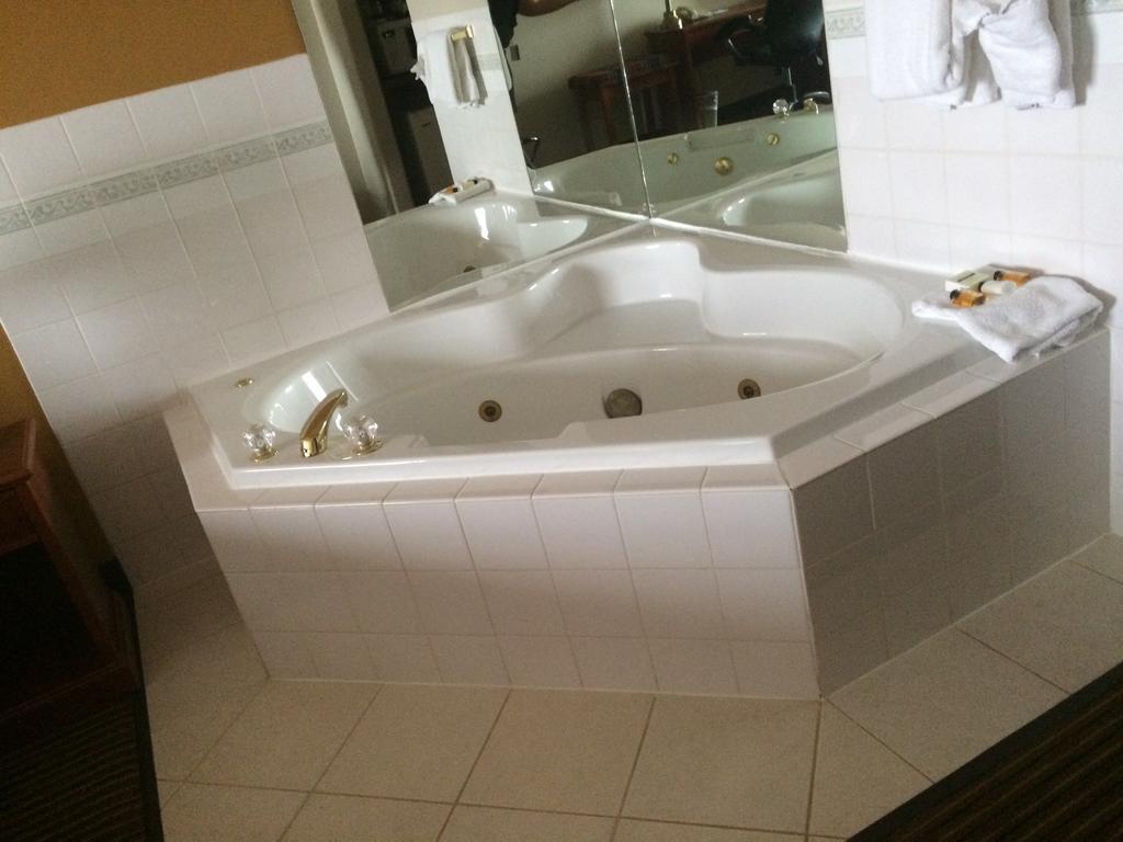 Foxwood Inn And Suites Fox Creek Room photo