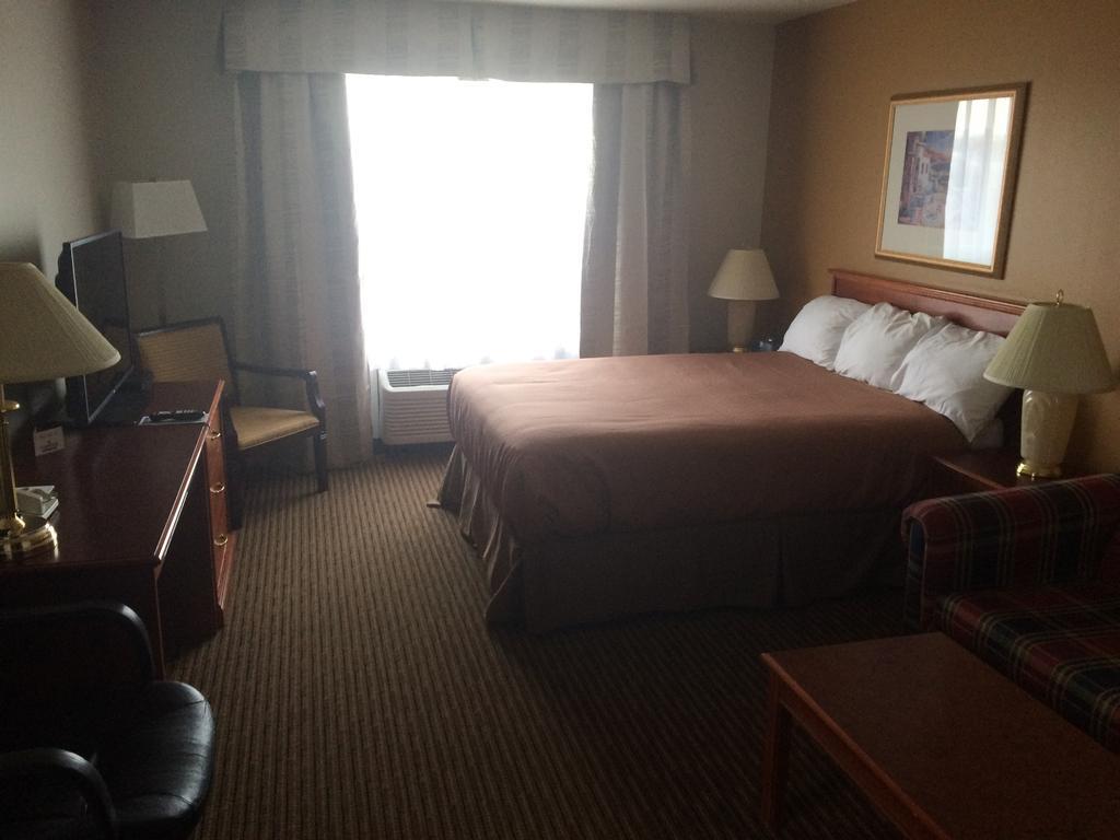 Foxwood Inn And Suites Fox Creek Room photo